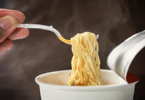 カップ麺やインスタント麺は人体に危害…食用ではない工業用の粗悪な塩を大量含有